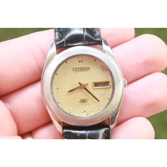 Vintage 1988 Citizen Automatic Mens Silver Watch W/daydate & Gold accents - Picture 2 of 6